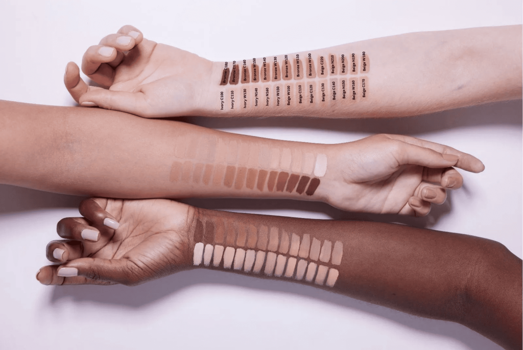 Fotografia de swatches da base Mary Kay Timewise, em tons claro, médio e escuro, utilizada para ilustrar artigo sobre base mary kay cores.