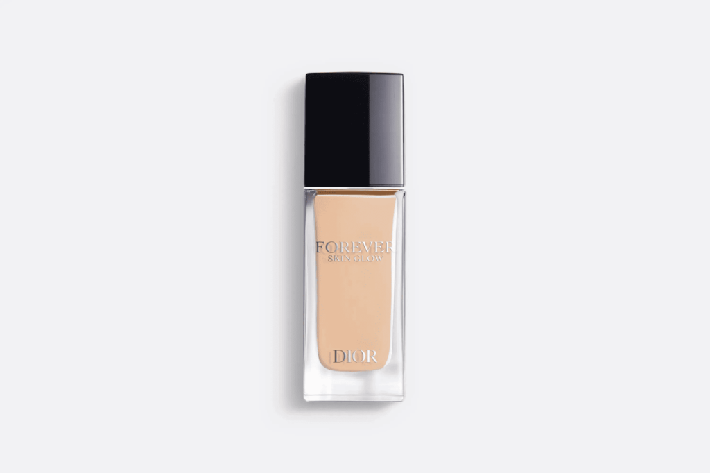 Fotografia da embalagem da base Dior Forever Skin Glow, utilizada para ilustrar artigo sobre base para pele madura.