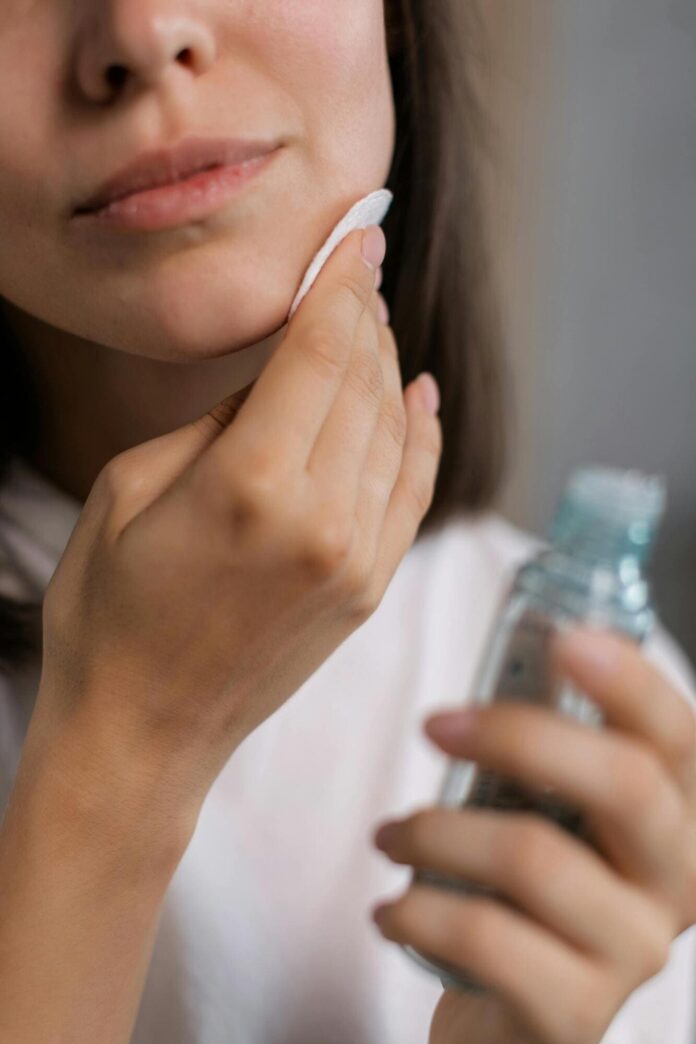 Fotografia de moça passando algodão na face, embebido em demaquilante, utilizada para ilustrar artigo sobre o demaquilante Mary Kay.