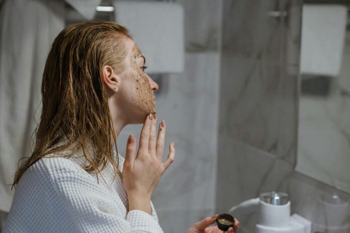 Fotografia de moça aplicando esfoliante na face, utilizada para ilustrar artigo sobre esfoliante mary kay.