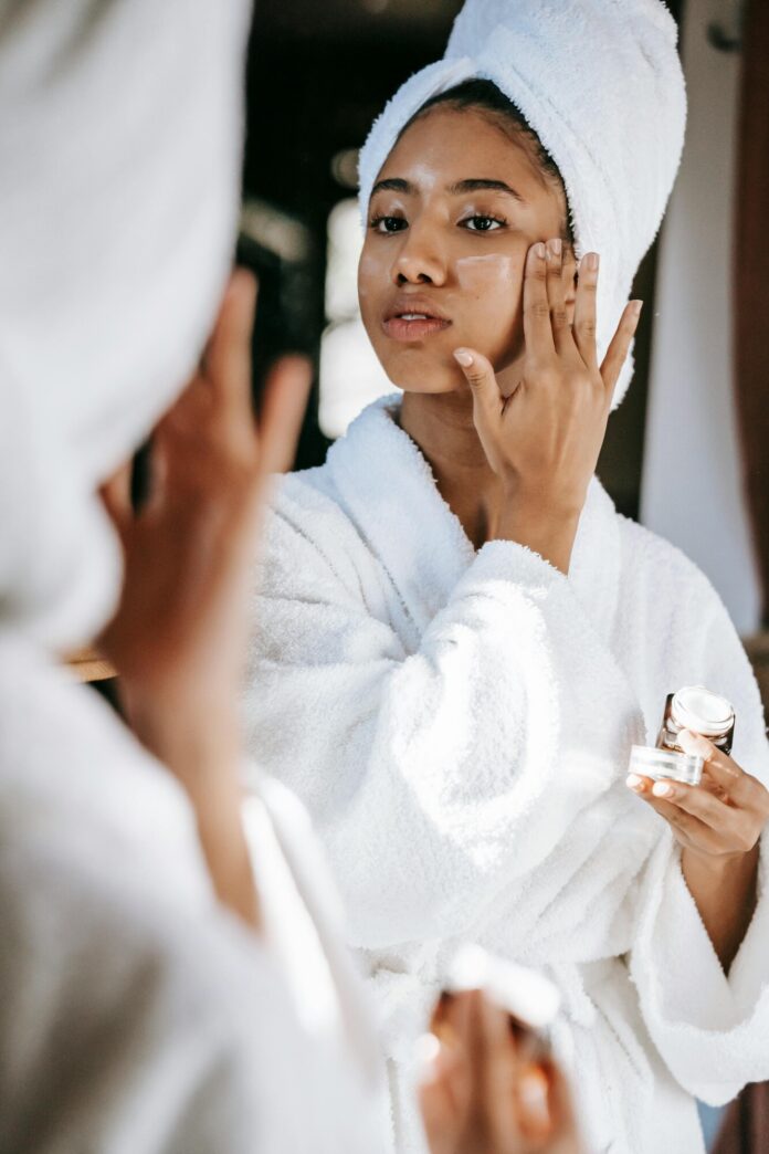 Fotografia de moça fazendo skincare, utilizada para ilustrar artigo sobre para que serve a niacinamida.