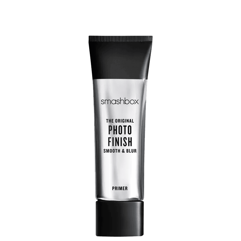 Fotografia da embalagem do primer Smashbox photofinish, utilizada para ilustrar artigo sobre pra que serve o primer na maquiagem.