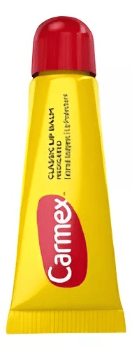 Fotografia do hidratante labial Carmex, utilizada para ilustrar artigo sobre o melhor hidratante labial de 2024.